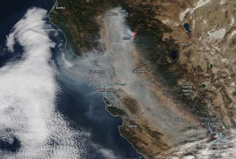 EEUU: imagen satélite del humo de los incendios forestales en California (16-11-2018)