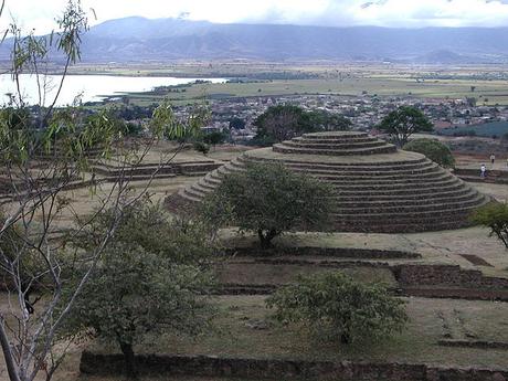 Otra vista del Sitio 2, Pirámide circular de la Iguana