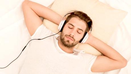 Un gran número de personas utilizan la música para combatir los trastornos del sueño.