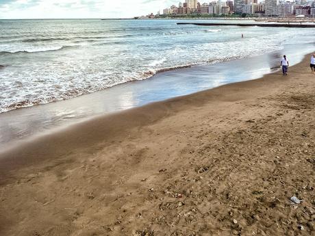 El mar lleva suave a la playa, arena y paisaje.