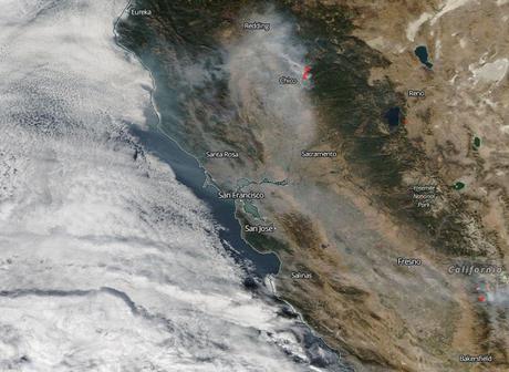 EEUU: imagen satélite del humo de los incendios forestales en California (17-11-2018)