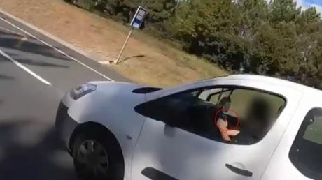 Casi atropella a un ciclista por culpa de utilizar el móvil