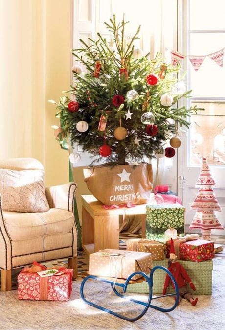 Ideas para decorar la base del árbol de Navidad