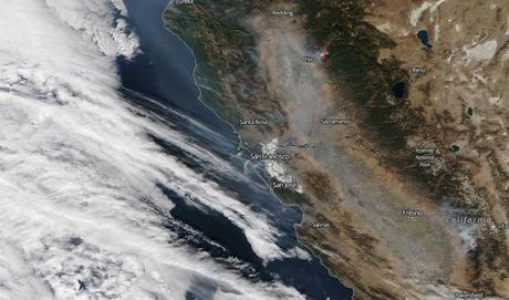 EEUU: imagen satélite del humo de los incendios forestales en California (18-11-2018)