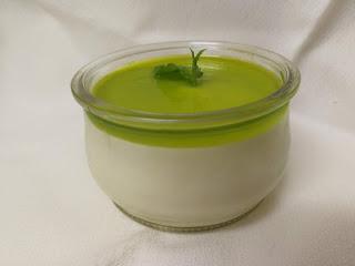 MOUSSE DE  YOGUR AROMATIZADO CON CORAZÓN DE AOVE (Verde ESmeralda)