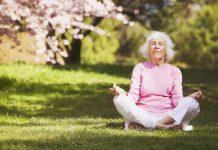 Practicar un tipo de meditación fácil a diario puede aliviar algunos síntomas de demencia.