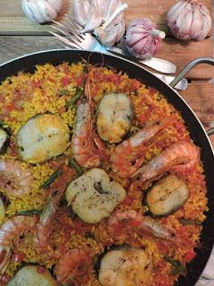 Arroz con gambones y merluza, paella de pescado