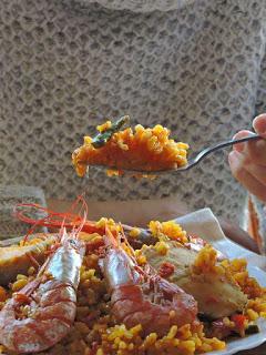 Arroz con gambones y merluza, paella de pescado