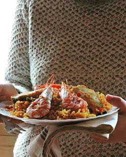 Arroz con gambones y merluza, paella de pescado