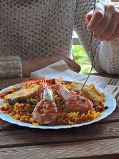 Arroz con gambones y merluza, paella de pescado