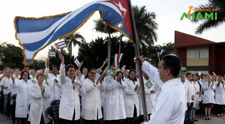 Medios oficiales en Cuba dicen que los  Médicos “deciden voluntariamente compartir ingresos”