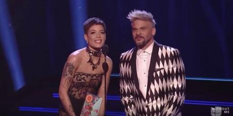Halsey deslumbró en la 19 edición de los Latin Grammy