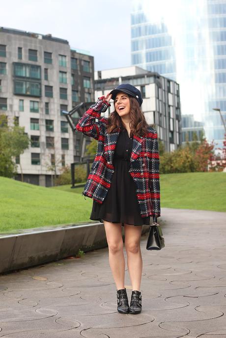 Abrigo de cuadros con vestido negro Abrigo de cuadros con vestido negro