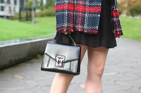 Abrigo de cuadros con vestido negro Abrigo de cuadros con vestido negro