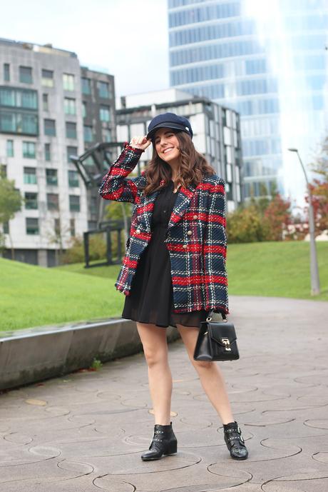 Abrigo de cuadros con vestido negro Abrigo de cuadros con vestido negro