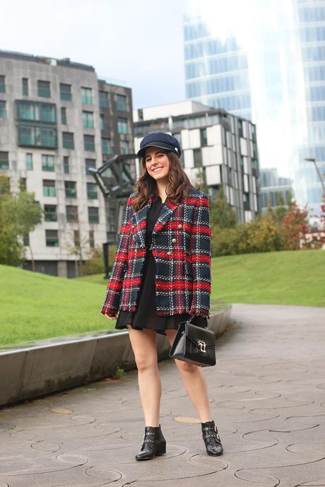 Abrigo de cuadros con vestido negro Abrigo de cuadros con vestido negro