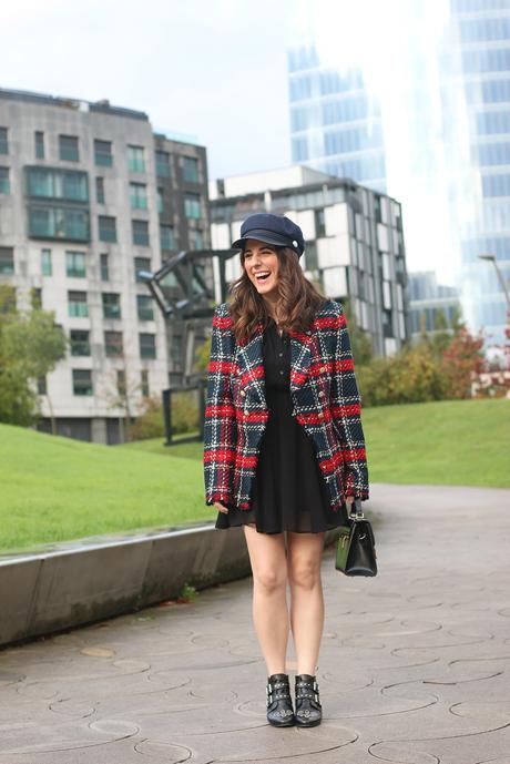 Abrigo de cuadros con vestido negro Abrigo de cuadros con vestido negro