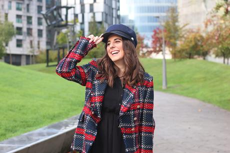 Abrigo de cuadros con vestido negro Abrigo de cuadros con vestido negro