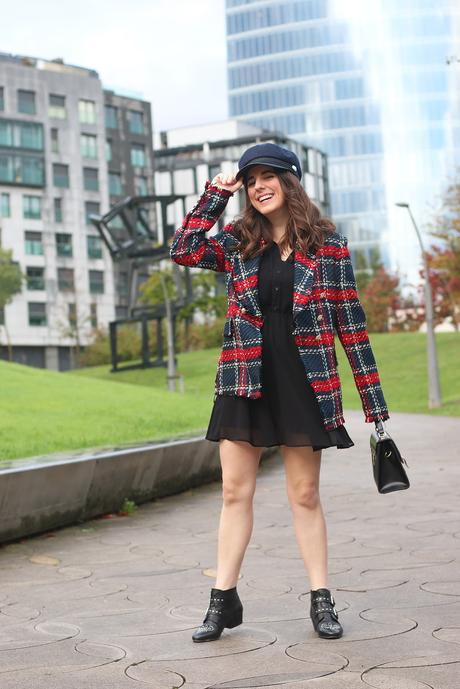 Abrigo de cuadros con vestido negro Abrigo de cuadros con vestido negro