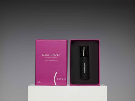 Una declaración de intenciones con packaging impreso packagin impreso en blanco sobre rosa