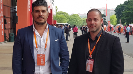 Omri Lachman y Asaf Elssibony, cofundadores de Humavox. Cortesía. La israelí Humavox quiere convertir un maletín o una mochila, por ejemplo, en un cargador.