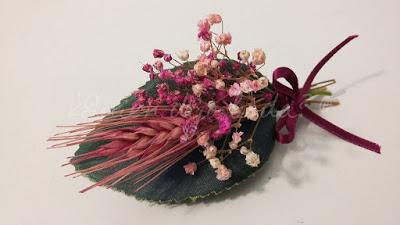 Boutonniere confeccionado con paniculata y espiga teñidas