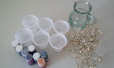 Vasos, agua y tintes para preparar la paniculata