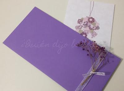Sobre para invitaciones de boda decorado con cinta de organza y paniculata