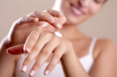 ¿Qué puede causar los dedos muy secos, agrietados e hinchados?