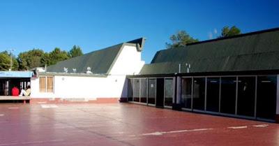 Por falta de clases una mamá se encadenó en una Esc. de El Chocón