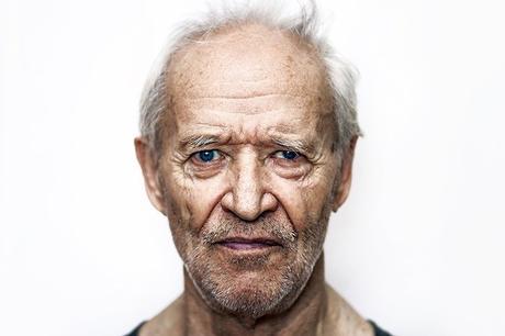 Cambios repentinos en el estado de ánimo y en la personalidad de una persona de edad avanzada: ¿un signo de demencia?