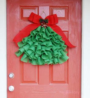 Haz árbolitos navideños con mallas para decorar puertas en esta navidad