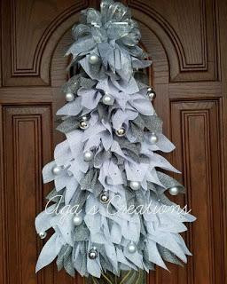 Haz árbolitos navideños con mallas para decorar puertas en esta navidad