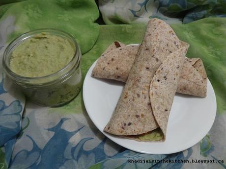 SANDWICH ROULÉ D'AVOCAT ET POIS CHICHES / CHICKPEAS AVOCADO WRAP SANDWICH / WRAPS DE GARBANZOS Y AGUACATE / ساندويش بالحمص و الأفوكادو