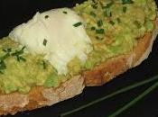Bruscheta aguacate huevo