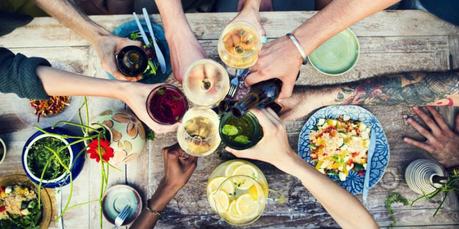 La imagen puede contener: personas sentadas, planta y comida