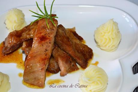 Secreto de cerdo ibérico con salsa de miel, naranja y romero