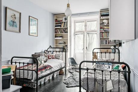 Mesa de comedor con sillas de diferentes estilos