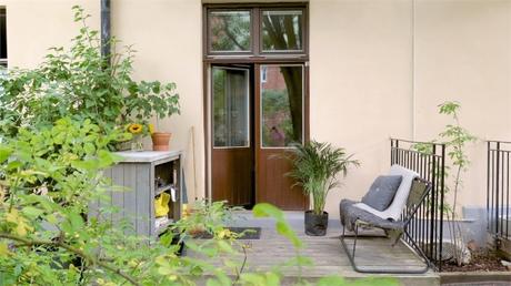 Mesa de comedor con sillas de diferentes estilos