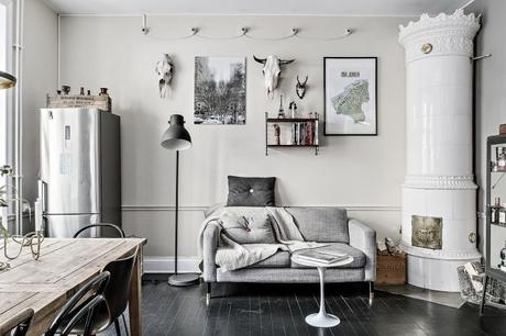 Mesa de comedor con sillas de diferentes estilos