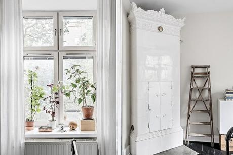 Mesa de comedor con sillas de diferentes estilos