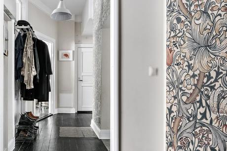 Mesa de comedor con sillas de diferentes estilos