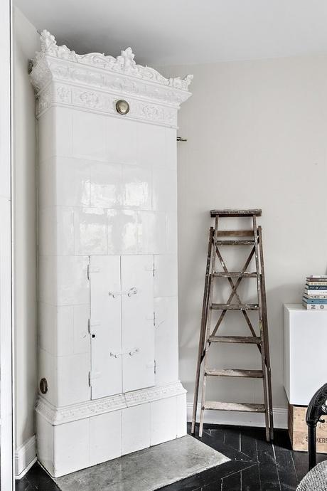 Mesa de comedor con sillas de diferentes estilos