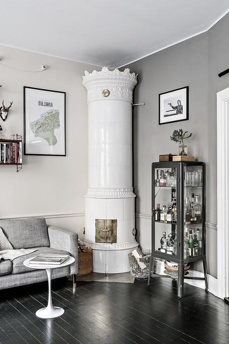 Mesa de comedor con sillas de diferentes estilos