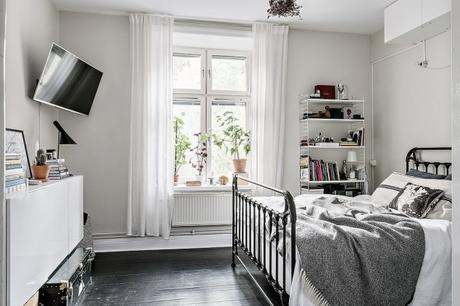 Mesa de comedor con sillas de diferentes estilos