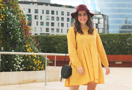 Vestido amarillo y sombrero para otoño