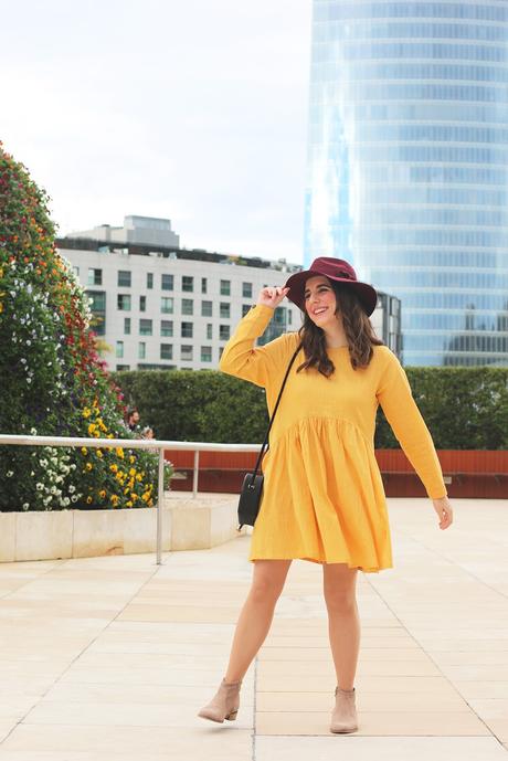 Vestido amarillo y sombrero para otoño