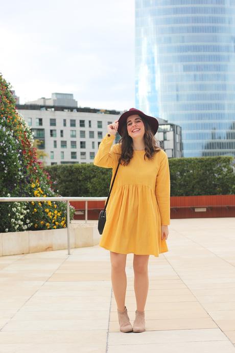 Vestido amarillo y sombrero para otoño