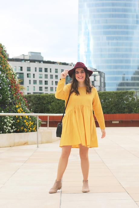 Vestido amarillo y sombrero para otoño