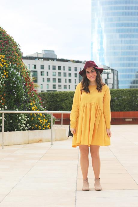Vestido amarillo y sombrero para otoño